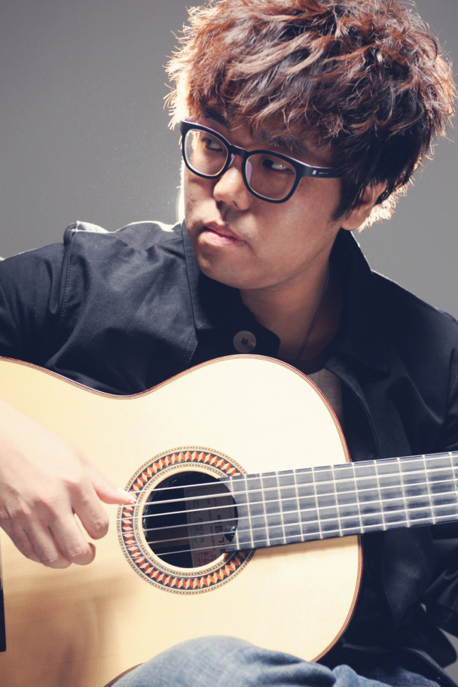 박주원(기타리스트/JNHMUSIC)
‘집시 기타리스트’로 불리는 박주원씨가 실용음악과 교수로 임용됐다. 서울종합예술학교는 2014년 1학기부터 기타리스트 박주원을 실용음악예술학부 기악과 연주교수로 임용했다고 밝혔다. 20년간 클래식기타 연주로 다져진 탄탄한 기본기를 갖춘 박주원은 2009년 1집 ‘집시의 시간’을 필두로 2011년 2집 ‘슬픔의 피에스타’, 그리고 작년 말에 3집 ‘캡틴’ 등 자신 만의 앨범을 통해서, 집시 음악의 독보적인 존재로 자신 만의 음악 세계를 구축해왔다.