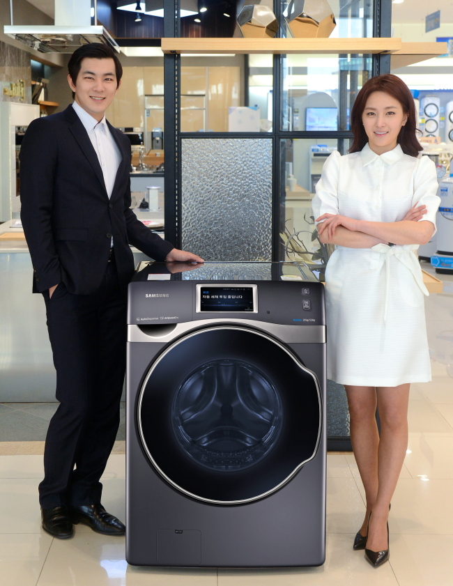삼성전자 모델들이 지난 23일 서울 강남구 삼성디지털프라자 강남 본점에서 가정에서도 손쉽게 아웃도어 의류 관리가 가능하고, 깊이 있는 푸른색의 ‘크리스탈 블루 도어’를 채용한 ‘2014년형 삼성 버블샷3 W9000’을 소개하고 있다. ［사진제공=삼성전자］