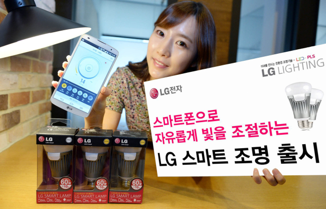 LG전자가 스마트 기기와 연동해 쉽고 편하게 쓸 수 있는 10W 용량 가정용 스마트 전구 2종을 출시한다. 국내 기업 중 스마트 전구를 출시하는 것은 LG전자가 처음이다. ［사진제공=LG전자］