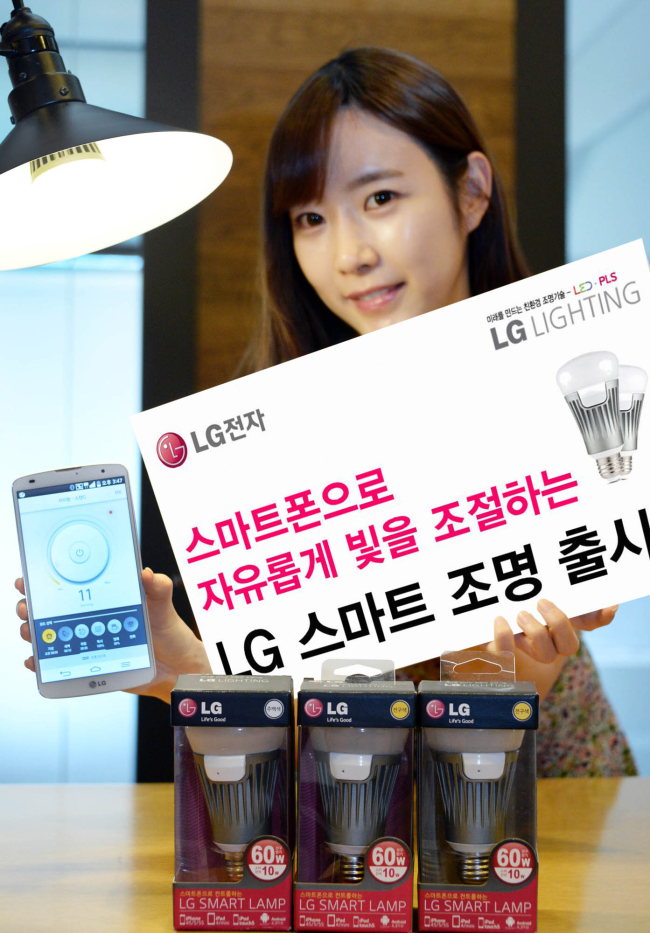 LG전자가 스마트 기기와 연동해 쉽고 편하게 쓸 수 있는 10W 용량 가정용 스마트 전구 2종을 출시한다. 국내 기업 중 스마트 전구를 출시하는 것은 LG전자가 처음이다. ［사진제공=LG전자］
