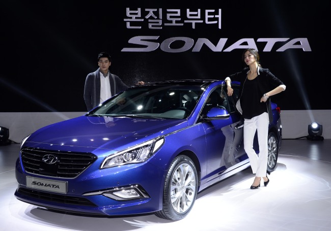 Hyundai Motor’s all-new Sonata is unveiled during the car’s launch at Coex in southern Seoul.   Park Hae-mook/The Korea Herald