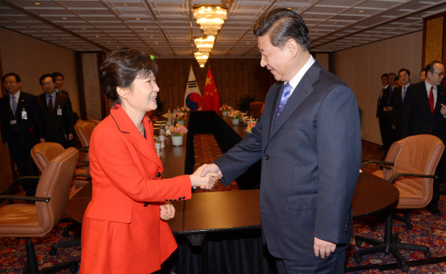 President Park Geun-hye shakes hands with Chinese President Xi Jinping after their summit on the sidelines of the Nuclear Security Summit in The Hague, Netherlands, Sunday.   Park Hyun-koo/ The Korea Herald