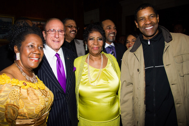 From left: Rep. Sheila Jackson Lee, Clive Davis, Aretha Franklin and Denzel Washington attend Franklin’s 72nd birthday celebration on Saturday in New York.   AP-Yonhap