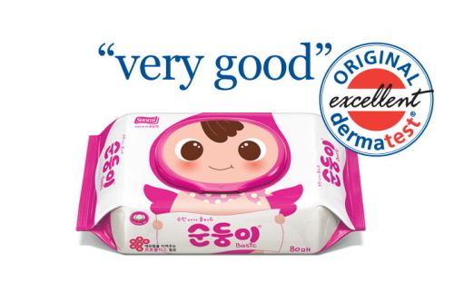 세계적 권위를 자랑하는 독일의 피부과학연구소 더마테스트(Dermatest). 국내 물티슈 업체 최초로 ㈜호수의나라 수오미(대표 이미라)는 자사 아기 물티슈 브랜드 ‘순둥이 물티슈’로 독일 더마테스트(Dermatest)의 피부자극 안전 테스트를 통과했다고 3월 10일 밝혔다.
올해 초 호수의나라 수오미는 순둥이 물티슈에 대한 제품 테스트를 더마테스트에 의뢰했다. 이에 따라 진행된 ▲피부자극 테스트 ▲과민반응 테스트 ▲독성 등에 대한 테스트 결과 피부 비자극 부문에서 최고등급(Very good)을 받으며 더마테스트 마크를 획득했다.