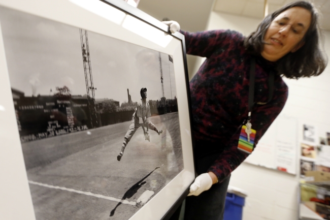 In this photo made on March 17, Louise Lippincott, the curator of fine arts at the Carnegie Museum of Art, picks up a framed photograph made by Charles “Teenie” Harris at the museum in Pittsburgh, Pennsylvania. AP-Yonhap