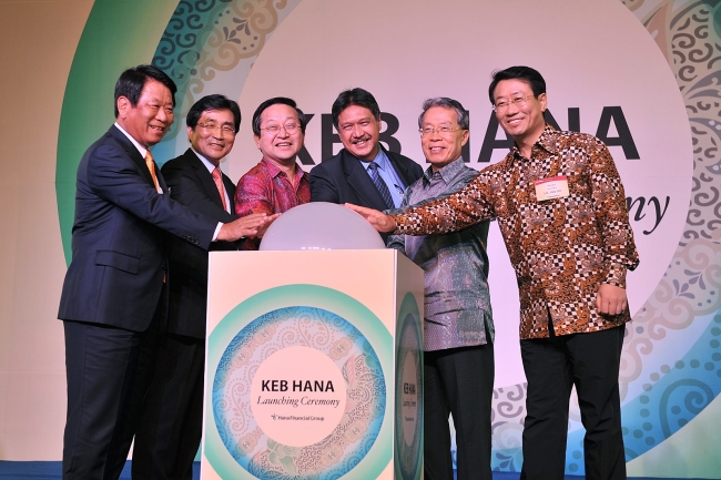Hana Bank CEO Kim Jong-jun (third from left) and former KEB CEO Yun Yong-ro (second from right) pose together with other executives and Indonesian representatives at the launch of PT Bank KEB Hana in Jakarta on March 10.   Hana Financial