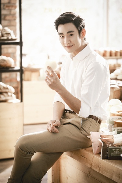 김수현(탤런트/영화배우)
교촌에프앤비는 최근 배우 이민호를 광고모델로 선정했다. 올해 동남아시아 및 중국에 활발한 해외진출을 계획하고 있는 교촌은 이민호의 영향력이 해외사업에 가속도를 붙여줄 것으로 기대하고 있다.