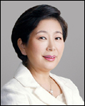 현정은(기업인/현대그룹회장)
현정은<사진> 현대그룹 회장이 경제사절단으로 박근혜 대통령의 독일 순방에 동행했다. 현 회장은 이번 독일을 포함해 7차례 진행된 대통령의 해외순방 중 유럽을 제외한 6번의 일정을 모두 함께했다.