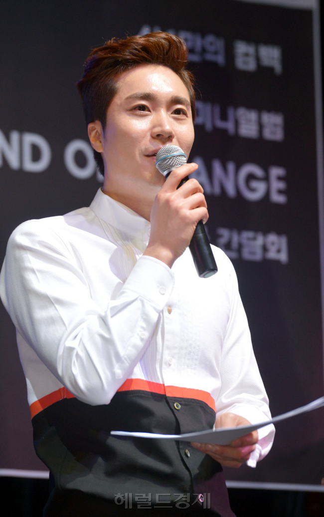 가수 조성모가 24일 서울 청담동 한 이벤트홀에서 타이틀곡 '유나야'가 수록된 미니앨범 'WIND OF CHANGE'를 발표하고 있다.<br />김명섭 기자 msiron@heraldcorp.com
가수 조성모가 24일 서울 청담동 한 이벤트홀에서 타이틀곡 '유나야'가 수록된 미니앨범 'WIND OF CHANGE'를 발표하고 있다.
김명섭 기자 msiron@heraldcorp.com