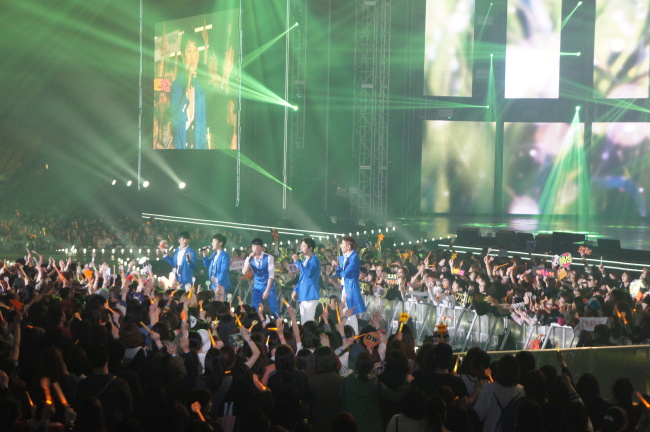 Shinhwa performs at Olympic Gymnastics Hall on Sunday.   Ha Ji-won/The Korea Herald