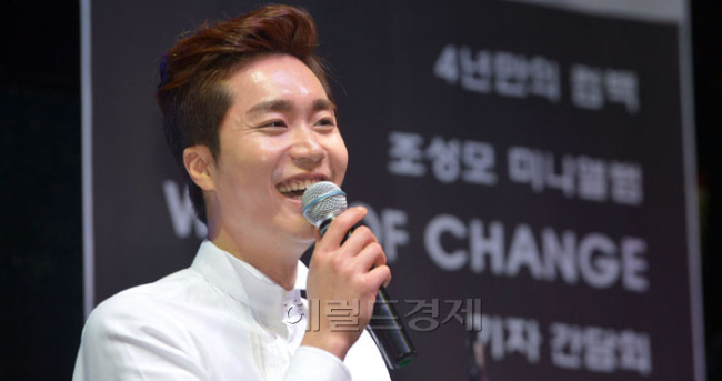 조성모(가수/품엔터테인먼트)
가수 조성모가 24일 서울 청담동 한 이벤트홀에서 타이틀곡 ‘유나야’가 수록된 미니앨범 ‘WIND OF CHANGE’를 발표하고 있다.