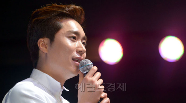 조성모(가수/품엔터테인먼트)
가수 조성모가 24일 서울 청담동 한 이벤트홀에서 타이틀곡 ‘유나야’가 수록된 미니앨범 ‘WIND OF CHANGE’를 발표하고 있다.