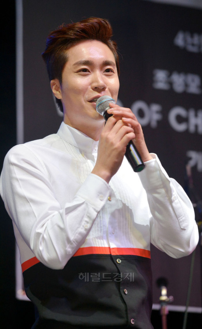 조성모(가수/품엔터테인먼트)
가수 조성모가 24일 서울 청담동 한 이벤트홀에서 타이틀곡 ‘유나야’가 수록된 미니앨범 ‘WIND OF CHANGE’를 발표하고 있다.