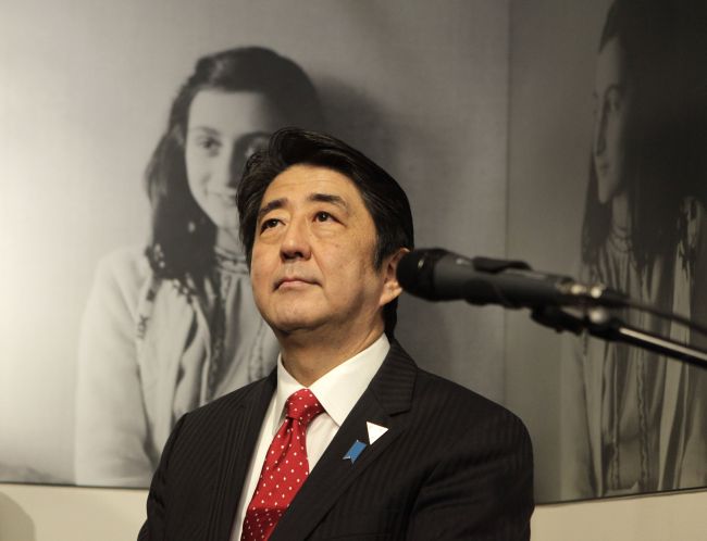 아베신조(AbeShinzo/정치인/일본총리)
AMSTERDAM (AP) ― Japan’s Prime Minister Shinzo Abe paid a visit to the Anne Frank House museum in Amsterdam Sunday, a diplomatic move ahead of a meeting with the leaders of the U.S. and South Korea to discuss North Korea.
Japanese Prime Minister Shinzo Abe visits the Anne Frank House in Amsterdam on Sunday.   AFP-Yonhap