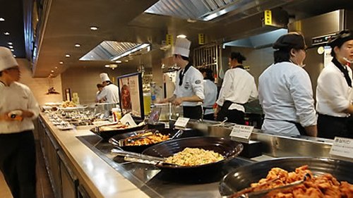 외식업계에 요리만드는 주방 내부를 훤히 들여다 볼 수 있는 ‘열린 주방’이 각광받고 있다.
‘열린 주방’은 먹거리에 대한 불신이 확산되는 가운데 외식업소 선택시 음식 맛과 함께 식당의 ‘위생’과 ‘청결’ 등을 중요시하는 깐깐한 소비자들이 많아지면서 나타난 변화다. 요리 만드는 과정을 볼 수 있는 ‘열린 주방’이 소비자의 신뢰를 키우고 단골고객을 늘리는 데 효과적이란 인식도 ‘열린 주방’이 주목받는 이유중 하나다.
