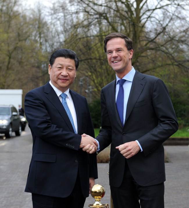 Chinese President Xi Jinping (left) shakes hands with Dutch Prime Minister Mark Rutte ahead of their talks, in The Hague, the Netherlands, Sunday.   Xinhua-Yonhap