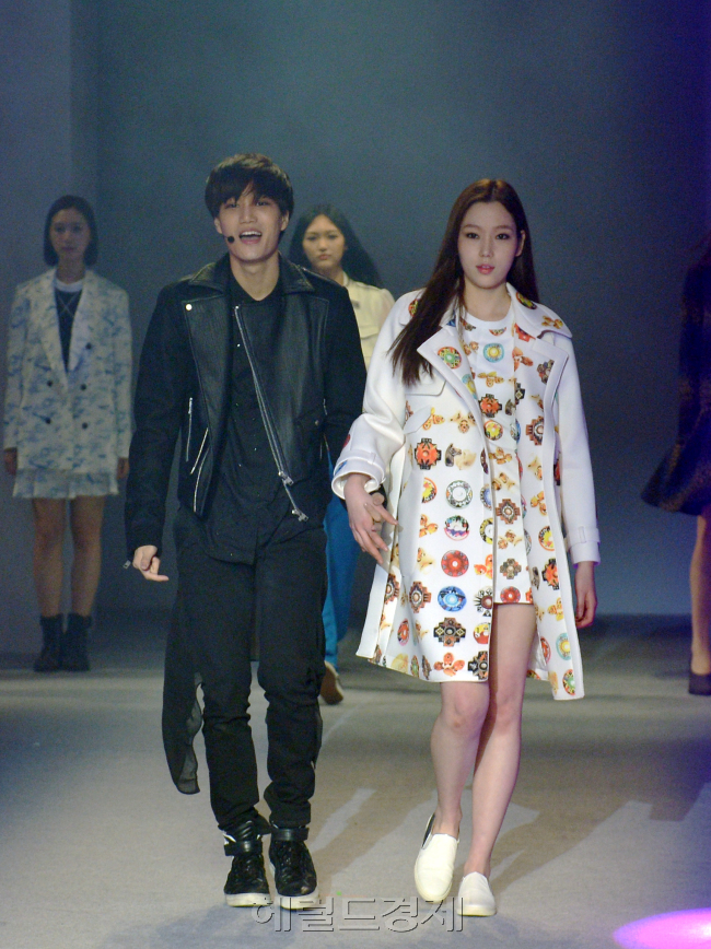 올해로 14주년을 맞이하는 ‘2014 F/W 서울패션위크’가 3월21일 서울 중구 동대문디자인플라자(DDP)에서 개최됐다.
이날 열린 ‘2014 F/W 서울패션위크’는 아이돌 그룹 EXO(엑소)와 제네레이션 넥스트에 참가하는 신진 디자이너 18인의 패션 콜라보레이션 쇼와 공연 등의 오프닝으로 개막했으며, 역대 최대 규모로 펼쳐졌다.