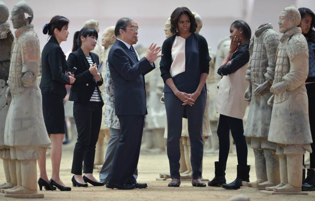U.S. first lady Michelle Obama (center) and daughters Sasha (second from right) and Malia (right) look at the Terracotta Warriors in China’s central Shaanxi province on Monday.   AFP-Yonhap