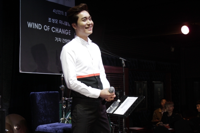 조성모(가수/품엔터테인먼트)
발라드 가수 조성모가 4년만에 미니 앨범을 발표했다. 24일 열린 청음회에서 공개된 조성모 새 앨범의 특징은 부드러움으로의 회귀와 새로운 시도, 두 가지로 요약할 수 있다.