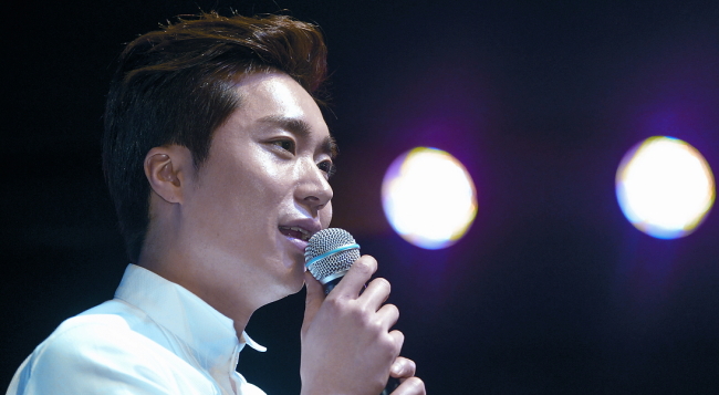 조성모(가수/품엔터테인먼트)
Ballad singer Jo Sung-mo speaks at a press conference held for the release of his latest EP, “Wind of Change,” at the jazz bar Once in a Blue Moon in Gangnam-gu, southern Seoul, Monday.
Kim Myung-sub/The Korea Herald