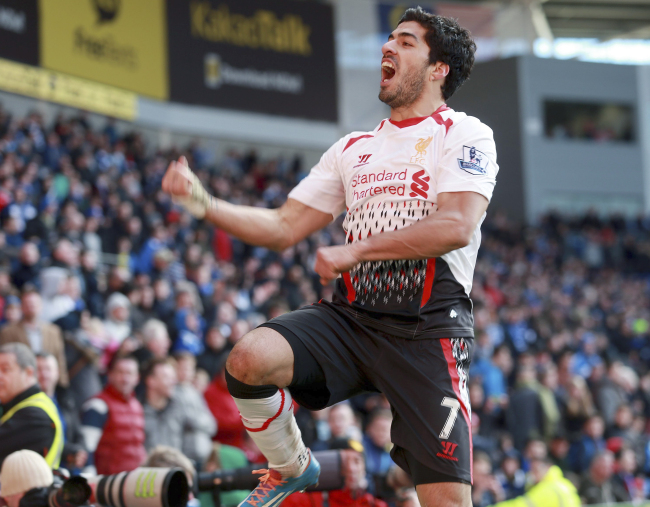 Liverpool's Luis Suarez celebrates scoring his third goal during the during their English Premier League soccer match against Cardiff at Cardiff City Stadium, Cardiff, Wales, Saturday, March 22, 2014. (AP-Yonhap)