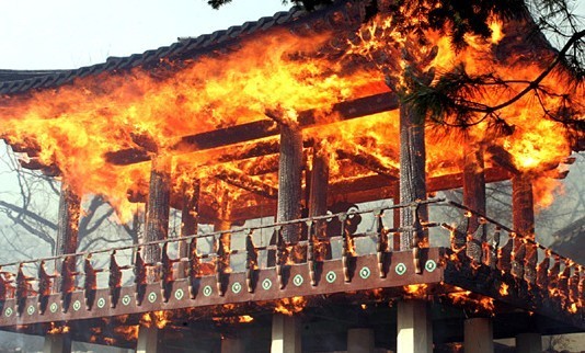 <사진>1.2005년 4월 5일 양양군 일대를 휩쓴 대형산불로 낙산사 홍예문 누각이 화마에 휩쓸리고 있다.