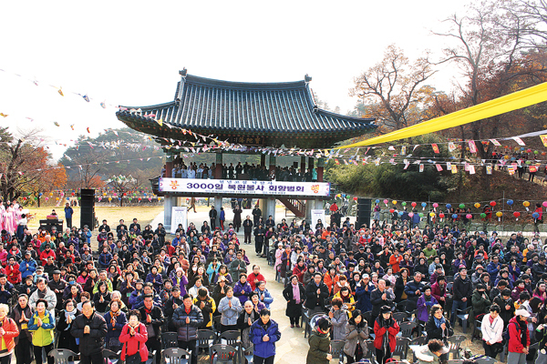 지난해 8년 7개월 만에 완전 복원된 낙산사. 보타전 앞마당에서 열린 전신사리 봉안 7층 사리탑 제막식 행사