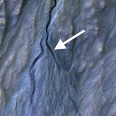 화성 협곡이 새롭게 발견돼 누리꾼들 사이에서 화제다.
최근 미국항공우주국(이하 NASA)은 화성에서 갓 만들어진 것으로 추정되는 협곡의 흔적을 발견했다고 밝혔다. 지난 19일(현지시각) NASA는 화성정찰위성이 2010년과 2013년 11월 화성의 같은 지점을 찍은 사진을 비교해서 공개했다.