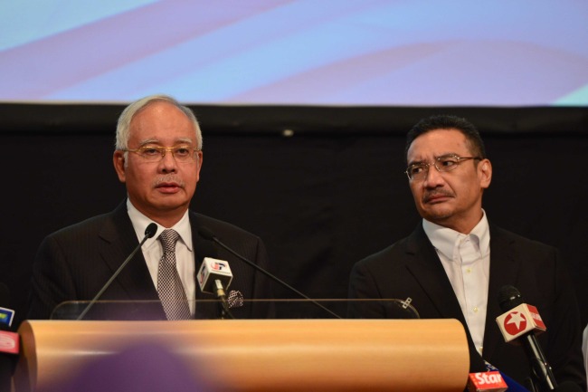 Malaysian Prime Minister Najib Razak (L) speaks during a press conference in Kuala Lumpur, Malaysia, March 24, 2014. New analysis of statellite data suggested that the missing Malaysia Airlines Flight MH370 "ended" in the southerni Indian Ocean, said Malaysian Prime Minister Najib Razak on Monday. (Xinhua)
