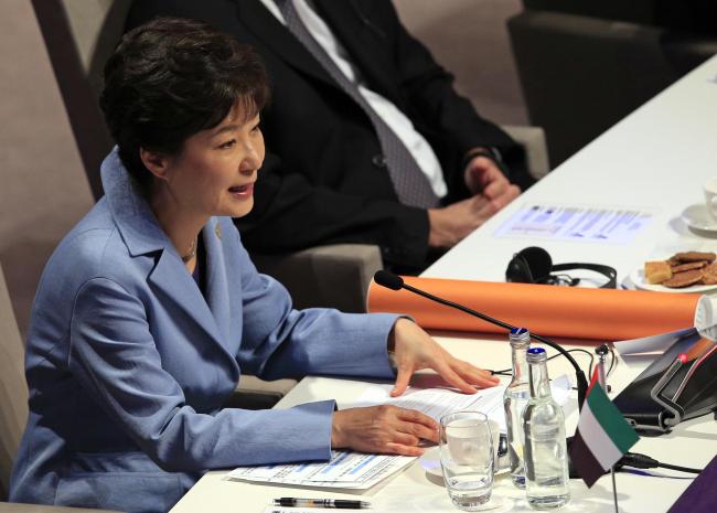 박근혜(대통령/대한민국대통령)
South Korean President Park Geun-hye appealed to global leaders Monday that ending North Korea's nuclear program should be the first step toward an ambitious vision to make the world safer without nuclear weapons.