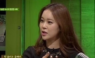 백지영(가수)
가수 백지영이 예능 프로그램 ‘연애고시’의 MC로 발탁, 연애 노하우를 전한다.