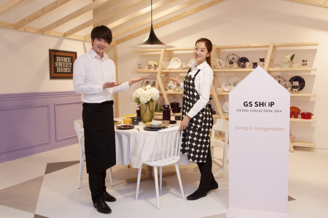 GS샵은 지난 23일 하루를 북유럽 특별전으로 꾸며 주목을 받았다. 핀란드와 노르웨이, 스웨덴, 덴마크의 다양한 상품들이 선보인 가운데 특히 핀란드 인테리어 브랜드 ‘스칸노’는 론칭 방송임에도 불구하고 약 3억원을 판매하며 큰 인기를 끌었다. 또 북유럽 여행상품과 덴마크 유산균, 핀란드 종이 호일 등도 목표를 20% 이상 초과 달성했다.