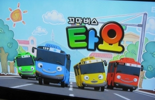인기 애니메이션 캐릭터 ‘꼬마버스 타요’가 오는 26일부터 한달간 서울 시내를 달린다.
서울시는 26일 ‘대중교통 이용의 날’을 맞아 버스운송사업조합과 아이코닉스가 한달 동안 꼬마버스 타요의 캐릭터인 ‘타요(370노선)ㆍ로기(2016)ㆍ라니(2211)ㆍ가니(9401)’로 분한 시내버스 4대를 운행한다고 25일 밝혔다.