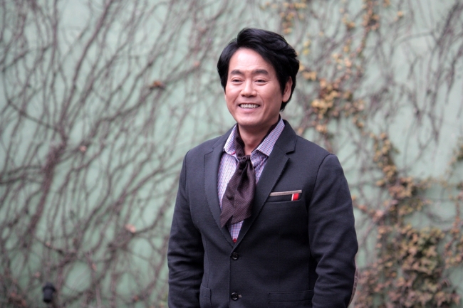 이병준(영화배우/뮤지컬배우/웨이브온엔터)
배우 이병준(50)은 조연을 자주 맡는다. 짧은 시간에 자신의 존재감을 부각시키기 위해선 평범하지 않은 모습을 보인다. MBC 수목극 ‘앙큼한 돌싱녀’에서는 김규리의 아버지인 이정길의 집사로 나온다. 분량이 얼마 안 되지만 톡톡 튀는 연기를 선보인다. 제스처 하나하나도 신경을 많이 쓴다.
