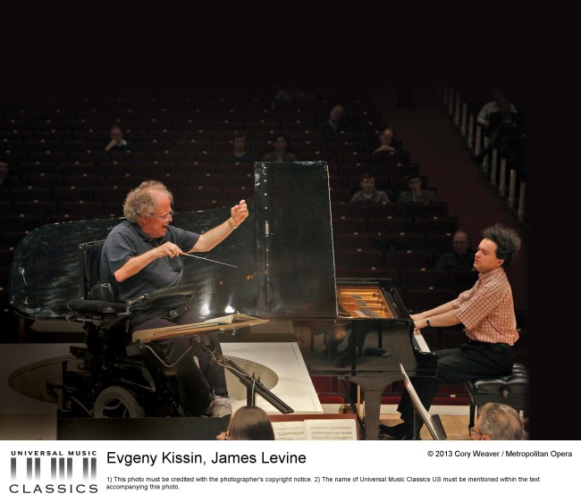 세계적인 명지휘자 제임스 레바인(James Levine)이 러시아 출신의 천재 피아니스트 예프게니 키신(Evgeny Kissin), 그리고 메트로폴리탄 오케스트라(Metropolitan Orchestra)와 함께 2013년 5월 19일 공연했던 뉴욕 카네기홀 실황을 담은 앨범이 25일 발매된다.
새 앨범 [Live at Carnegie Hall]는 척추 디스크 손상으로 지휘대를 잠시 떠나야 했던 제임스 레바인의 복귀 무대임과 동시에 러시아 출신의 세계적인 피아니스트 예프게니 키신이 함께한 연주의 녹음 앨범이라는 점에서 주목을 받았다.