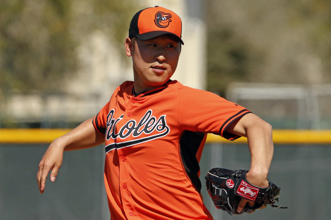 윤석민(야구선수/기아타이거즈투수)
Justin Yoo, a Korean-American interpreter for the Baltimore Orioles’ South Korean pitcher Yoon Suk-min, has had a front-row seat on the player’s new life in the United States.
Baltimore Orioles pitcher Yoon Suk-min   AP-Yonhap