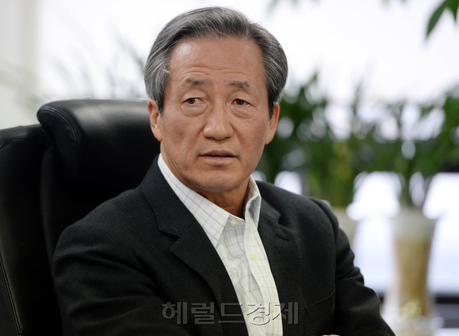 정몽준(국회의원/새누리당국회의원/대한축구협회명예회장/보건복지위원회위원)
새누리당의 유력 서울시장 예비후보로 꼽히는 7선의 정몽준 의원을 만나기 위해 선거 캠프가 차려진 서울 여의도 용산빌딩을 찾았다. 맞은편 대하빌딩에 자리한 서울시장 경선 후보자인 김황식 전 총리와 이혜훈 새누리당 최고위원의 떠들썩한 현수막과 달리 정 의원 캠프 외관은 매우 차분했다.
