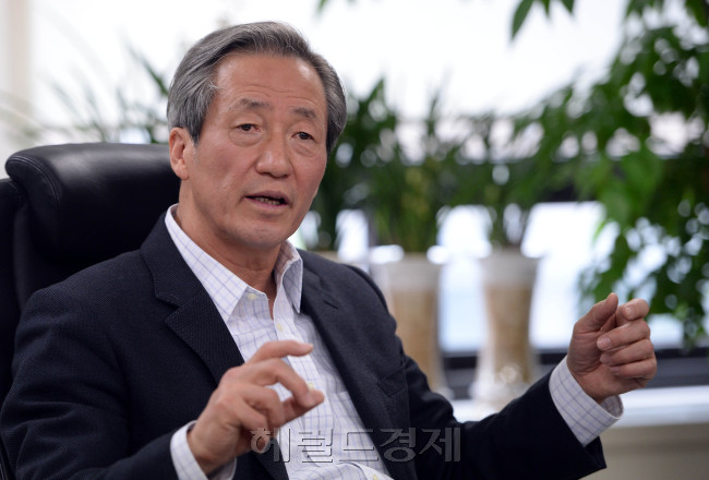 정몽준(국회의원/새누리당국회의원/대한축구협회명예회장/보건복지위원회위원)
새누리당의 유력 서울시장 예비후보로 꼽히는 7선의 정몽준 의원을 만나기 위해 선거 캠프가 차려진 서울 여의도 용산빌딩을 찾았다. 맞은편 대하빌딩에 자리한 서울시장 경선 후보자인 김황식 전 총리와 이혜훈 새누리당 최고위원의 떠들썩한 현수막과 달리 정 의원 캠프 외관은 매우 차분했다.