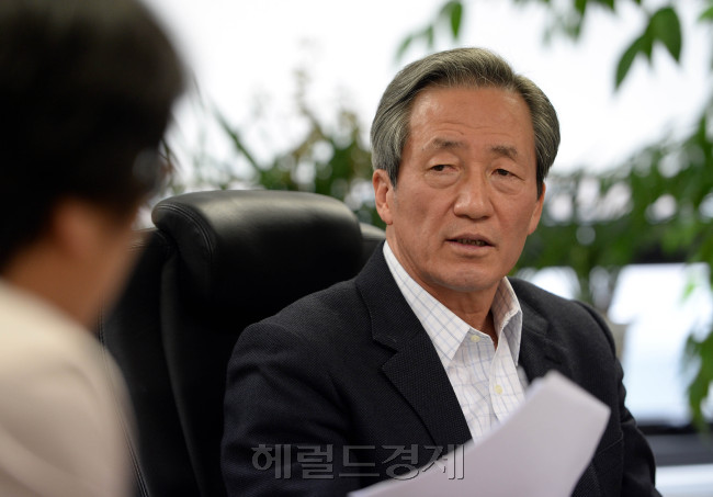 정몽준(국회의원/새누리당국회의원/대한축구협회명예회장/보건복지위원회위원)
새누리당의 유력 서울시장 예비후보로 꼽히는 7선의 정몽준 의원을 만나기 위해 선거 캠프가 차려진 서울 여의도 용산빌딩을 찾았다. 맞은편 대하빌딩에 자리한 서울시장 경선 후보자인 김황식 전 총리와 이혜훈 새누리당 최고위원의 떠들썩한 현수막과 달리 정 의원 캠프 외관은 매우 차분했다.