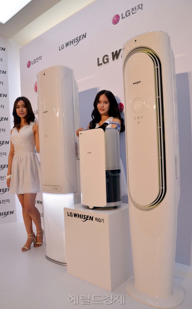 LG전자는 25일 오전 서울 종로구 나인트리 컨벤션센터에서 포커스 4D 입체냉방을 구현한 '휘센 빅토리' 신제품 에어컨과 국내 첫 인버터 제습기를 선보이고 있다.<br />김명섭 기자 msiron@heraldcorp.com
LG전자는 25일 오전 서울 종로구 나인트리 컨벤션센터에서 포커스 4D 입체냉방을 구현한 '휘센 빅토리' 신제품 에어컨과 국내 첫 인버터 제습기를 선보이고 있다.
김명섭 기자 msiron@heraldcorp.com
LG전자는 25일 오전 서울 종로구 나인트리 컨벤션센터에서 포커스 4D 입체냉방을 구현한 '휘센 빅토리' 신제품 에어컨과 국내 첫 인버터 제습기를 선보이고 있다.
김명섭 기자 msiron@heraldcorp.com