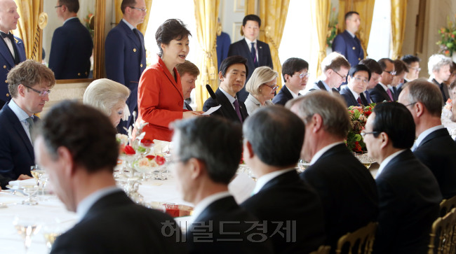 박근혜 대통령이 24일 노트르 에인더왕궁에서 열린 오찬에서 빌럼 알렉산더르 국왕 오찬사를 들은 후  답사를 하고 있다.  헤이그(네덜란드)=박현구 기자/phko@