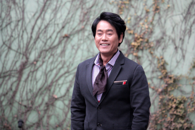 이병준(영화배우/뮤지컬배우/웨이브온엔터)
이병준(50·사진)은 조연을 자주 맡는다. 짧은 시간에 자신의 존재감을 부각시키기 위해선 평범하지 않은 모습을 보인다. ‘앙큼한 돌싱녀’에서는 김규리의 아버지인 이정길의 집사로 나온다. 분량이 얼마 안 되지만 톡톡 튀는 연기를 선보인다. 제스처 하나하나도 신경을 많이 쓴다.