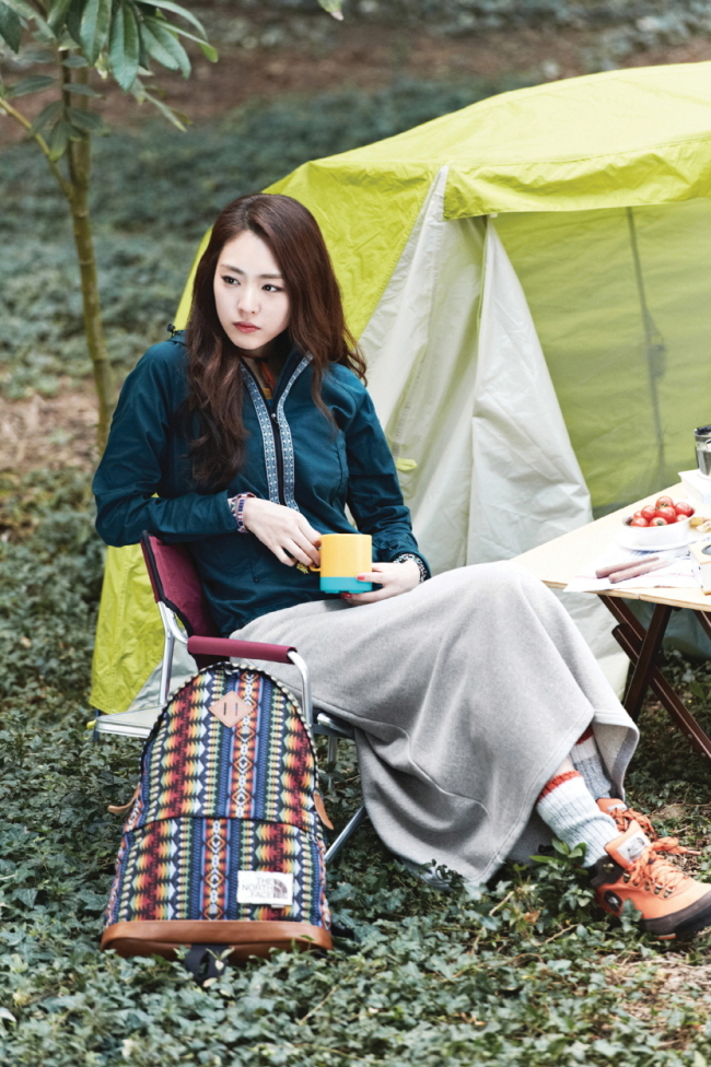 이연희(탤런트/영화배우)
글로벌 아웃도어 브랜드 노스페이스(대표 성기학)의 데일리 아웃도어 라인인 ‘노스페이스 화이트라벨’이 따뜻한 봄을 맞아 아웃도어 데이트를 즐기는 커플들을 위해 아웃도어 환경에도 스타일과 활동성을 두루 챙길 수 있는 ‘워렌 재킷(WARREN JACKET)’을 출시했다.
노스페이스 화이트라벨 워렌 재킷 여성용
[사진제공=노스페이스]