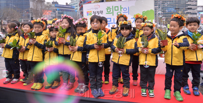 25일 오전 서울 청계광장에서 대상(주) 청정원이 2014 희망의 나무 나누기 행사를 가졌다. 희망의 나무 나누기는 대상(주)이 매년 식목일을 앞두고 숲과 나무의 소중함을 알리고 저탄소녹색성장을 실현하기위해 매년 열리는 행사로 올해가 9회째이다.