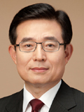 김봉영(기업인/삼성에버랜드대표이사사장)
삼성에버랜드는 오는 31일 창립 51주년을 앞두고 25일 서울 종로구 창덕궁을 찾아 재능기부 봉사활동을 펼쳤다. 이번 봉사에는 김봉영<사진> 사장과 전태흥 부사장(건설사업부장), 정찬범 전무(인사지원팀장)을 비롯한 임직원 100여명이 참여했다.
