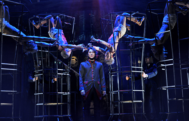 인간의 영역을 넘어서려 했던 것이 오만이었음을 깨닫고 회한에 빠지는 빅터와 처연한 눈빛으로 “혼자가 된 슬픔을 아느냐”고 묻는 괴물의 이야기가 깊은 여운을 남기는 뮤지컬 ‘프랑켄슈타인’은 오는 5월 11일까지 충무아트홀에서 공연한다.