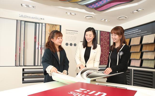 LG하우시스의 서울 논현동 ‘강남 지인 스퀘어(Z:IN Square)’가 지난 2월 개장했다. 연면적 1690㎡ 규모의 총 3개층에 인테리어자재 전시 공간, 디자인트렌드 공간, 카페 등이 접목된 복합 주거문화 공간이다.