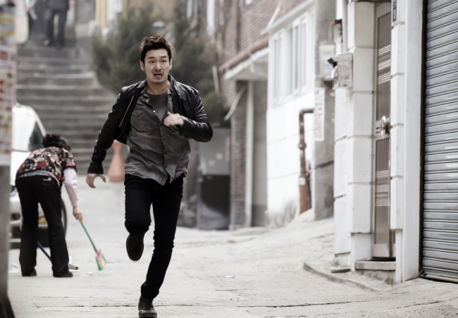 조승우(영화배우/뮤지컬배우)
SBS 월화극 ‘신의 선물-14일’을 보고 있으면 기동찬(조승우)에게 우리나라에서 일어나는 사건 사고 수사의 ‘외주‘를 맡기고 싶다는 생각이 든다. 전직이 강력계 형사로 흥신소를 운영하는 기동찬은 머리를 잘 굴려 수사를 진전시키는 만능해결사다. 후배 수사관에게 정보와 자료를 빼오게 하는 ‘파울‘을 범하지만 추리력과 추진력만큼은 최고다. 시스템의 힘만을 믿고 기다릴 수가 없을 때 기동찬 같은 수사관이 있다면 얼마나 좋을까.