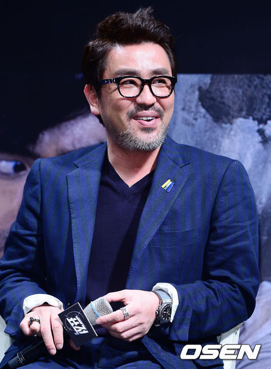 류승룡(영화배우)
영화 ‘표적'에 출연하는 류승룡이 복근을 만들어 화제를 낳고 있다.