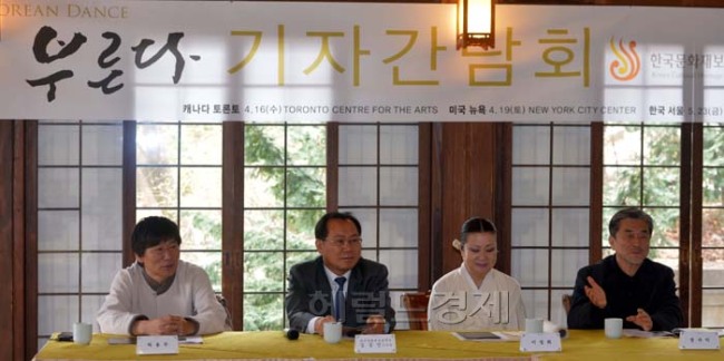한국문화재보호재단은 16일 서울 중구 필동 한국의집 에서 ‘장사익과 한국의 명인들 소리가 춤을 부른다’ 공연 기자간담회를 열어 소리꾼 장사익과 출연진들이 즉석 공연을 선보이고 있다. 이 공연은 오는 4월 16일 토론토와 4월 19일 뉴욕에서 무대에 오르고 북미 투어후 5월 23일 엘지아트센터에서 귀국공연을 연다. 하용부의 밀양북춤, 김운태의 채상소고춤, 이정희의 도살풀이춤, 박경랑의 교방춤과 함께 장사익의 소리가 어우려져 우리문화의 흥과 한을 몸짓과 소리로 한껏 선보인다.